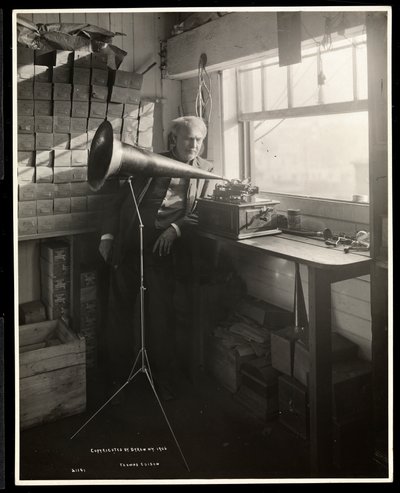 Thomas Edison neben einem Phonographen in seinem Labor, 1920 (Silbergelatineabzug) von Byron Company
